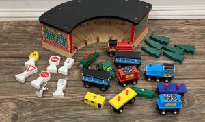 Melissa & Doug Wooden Train Set for Creative Play Unleashed Melissa & Doug Wooden Train Set for Creative Play Unleashed