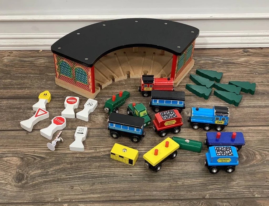 Melissa & Doug Wooden Train Set for Creative Play Unleashed